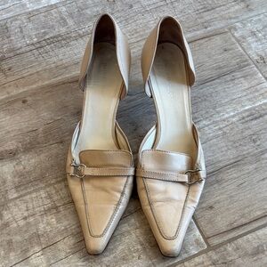 BURBERRY D’ORSAY BEIGE LEATHER SIDE BUCKLE HEELS EU 39 US 8 1/2  MADE IN ITALY